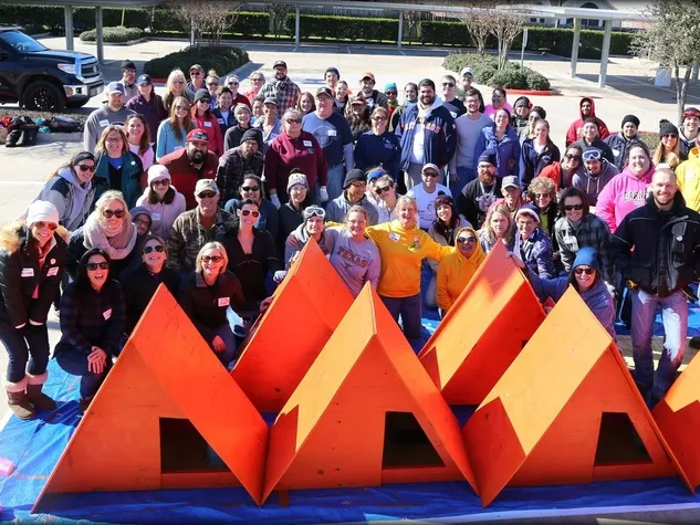 Houston Pet Set volunteers with finished dog houses 122909